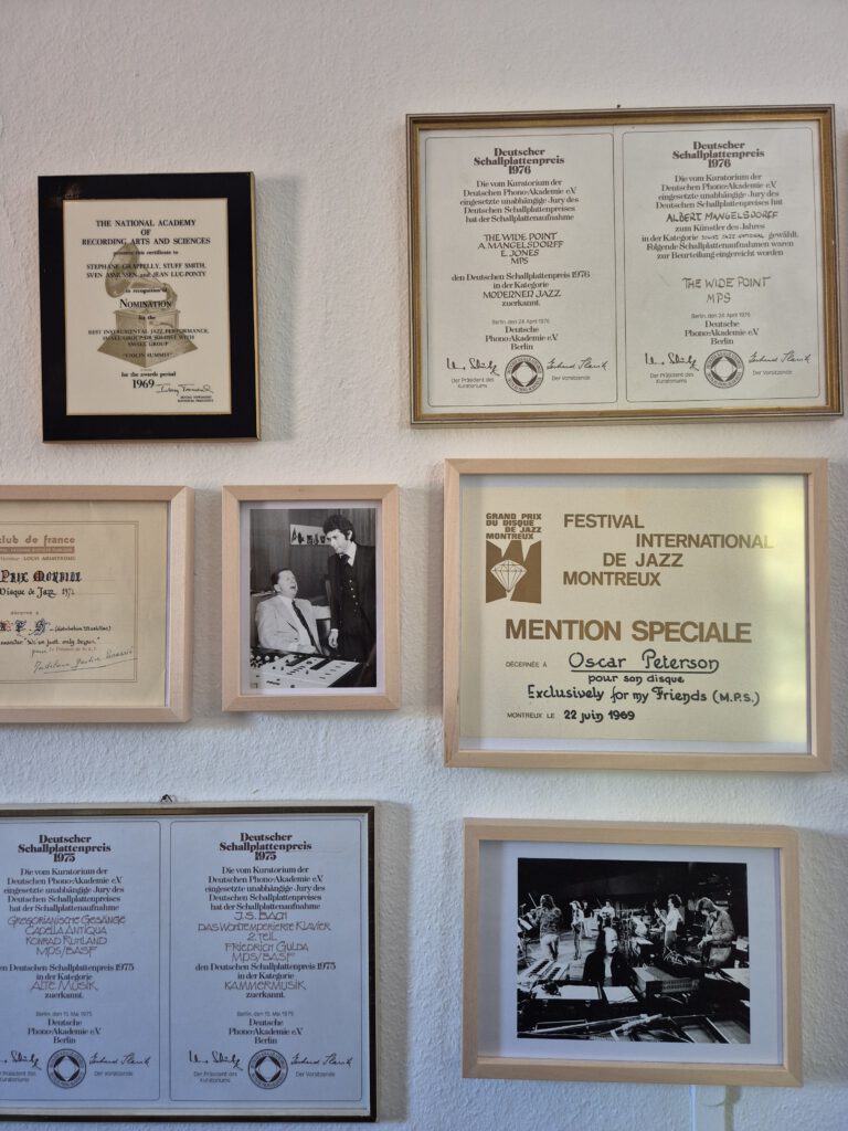 In den Fluren des MPS-Studios hängen einige Auszeichnungen und Fotografien, darunter Urkunden des Deutschen Schallplattenpreises von 1975 und 1976, sowie historische Aufnahmen während Produktionen.