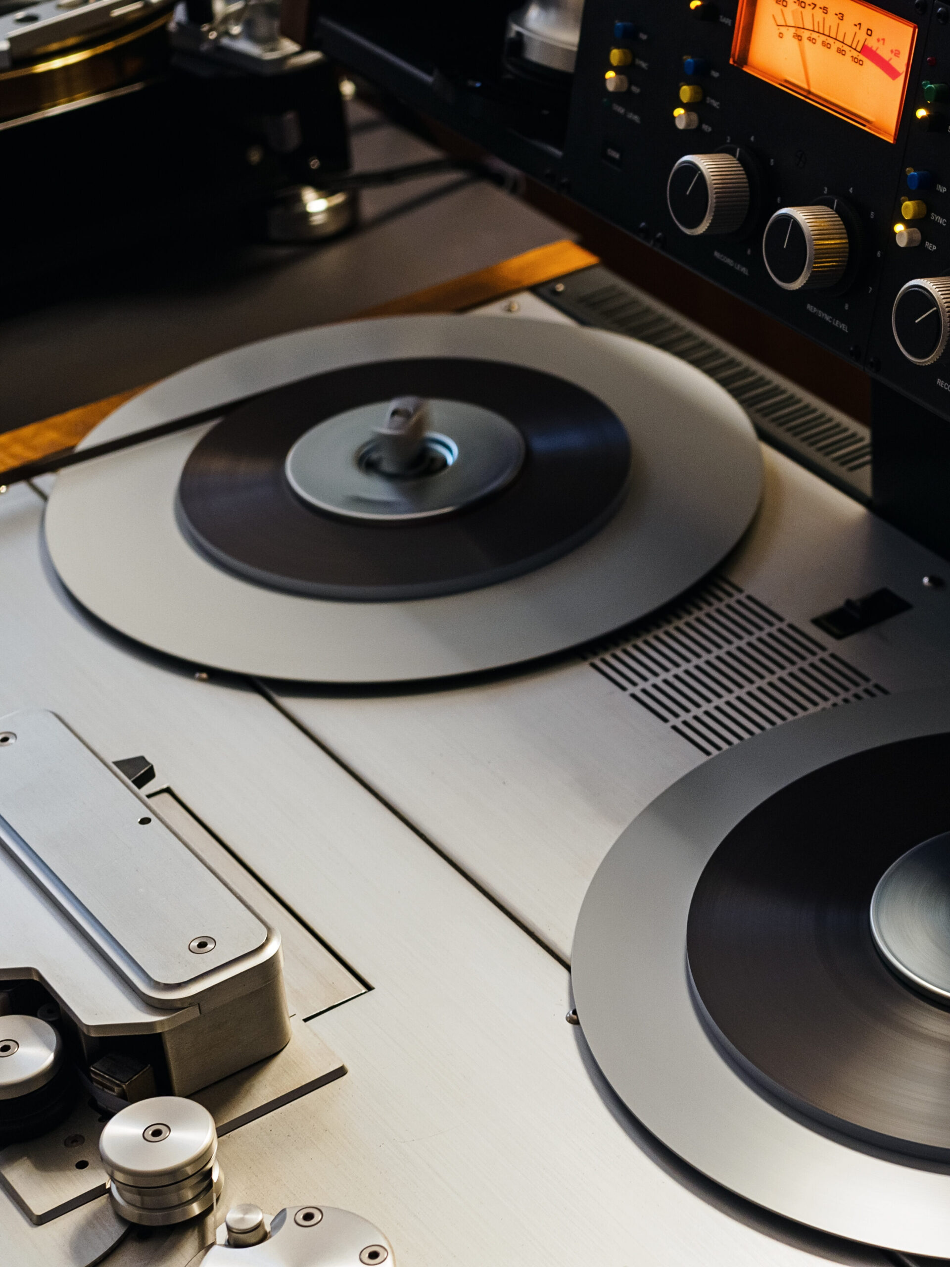 Nahaufnahme eines Studer A812 Tonbandgeräts mit sichtbaren Spulen und Bedienelementen auf einer Hi-Fi-Ausstellung.