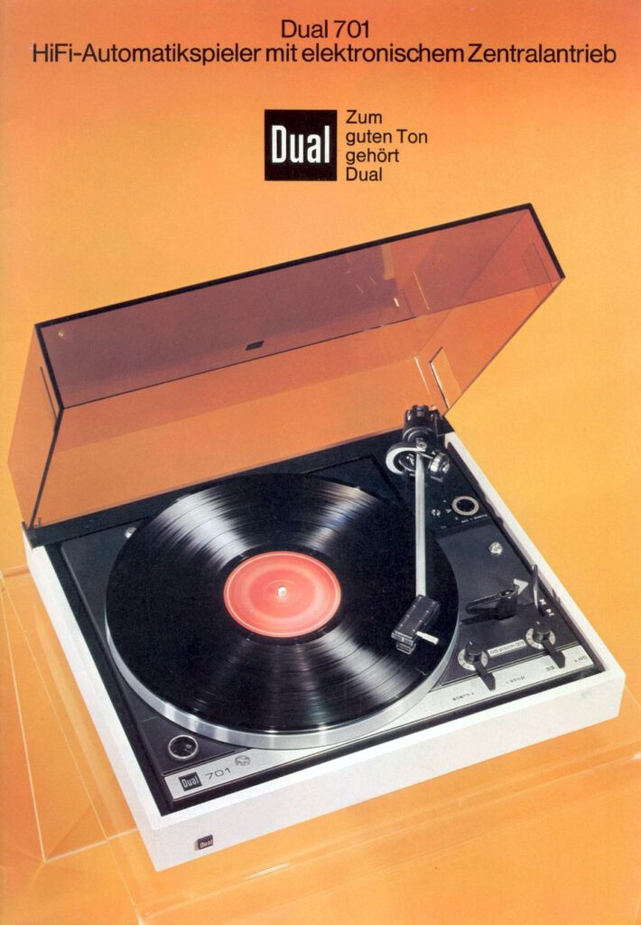 Historischer Werbeflyer für den Dual 701 Plattenspieler mit Produktabbildung und typografischen Gestaltungselementen der 1970er Jahre.