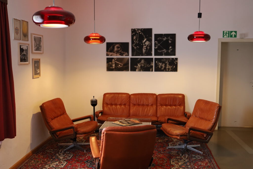 Der Verein MPS-Studio e.V. versucht die Räume des damaligen Tonstudios in seinem alten Charme zu erhalten, so auch das Möbiliar mit seinen alten Standaschenbecher.