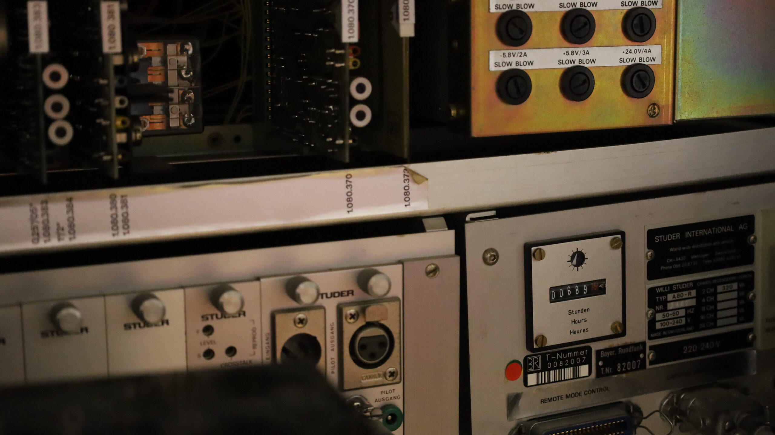 Nahaufnahme der Anschlüsse des Studer A80 Master Recorder